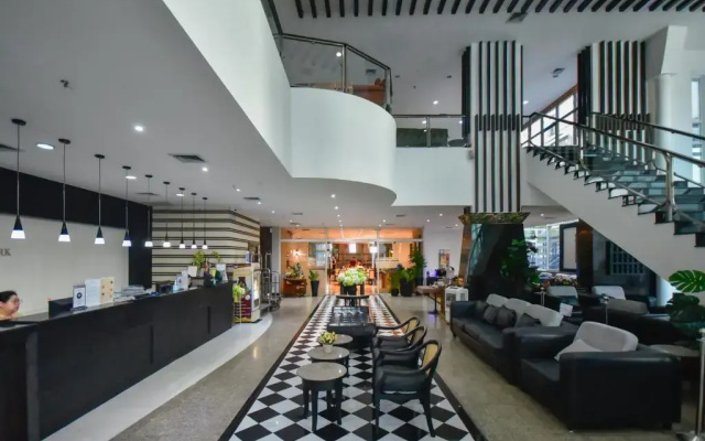 Pinnacle Lumpini Park Hotel - Image 4