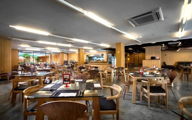 Отель Galleria 12 Bangkok Hotel by Compass Hospitality