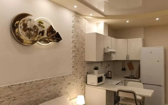 Pyadom C Torgovym Tsentrom I Alleej Flat