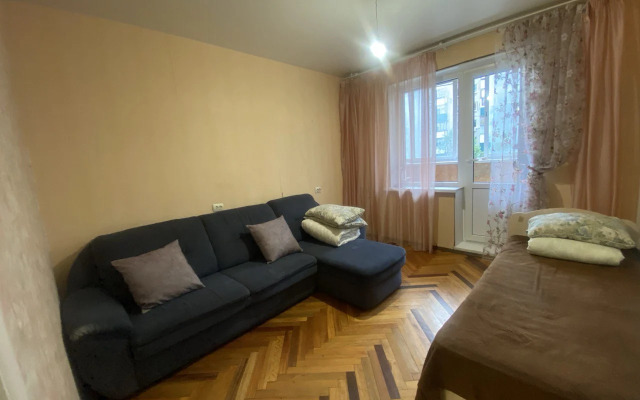 3Kh Komnatnaya Ryadom S Parkom Pobedy 3 Etazh Flat