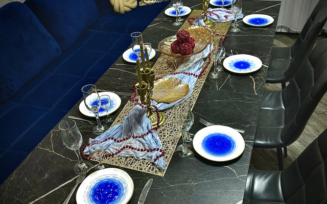 Частный дом с прудом террасами джакузи