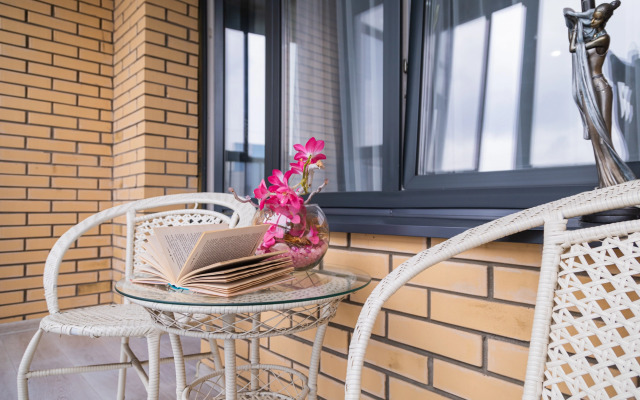 Studiya Ryadom S Vokzalom, Potryasayuschiy Vid Na Reku Flat