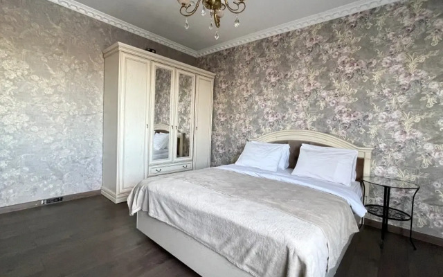 Prostornaya Yevro-Tryoshka U Metro (1) Apartment
