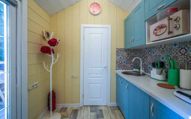 Шале Желтый домик в лесу на Живописной улице