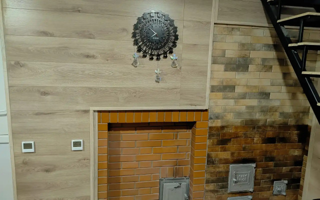 Частный дом с баней и пирсом на берегу пруда