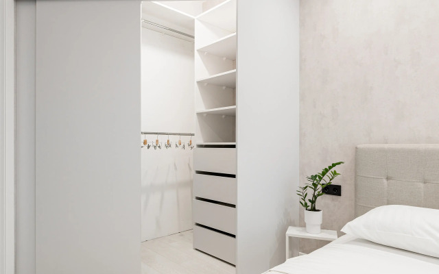 Dizaynerskiye na 24 Etazhe s Ponoramnymi Oknami Apartment