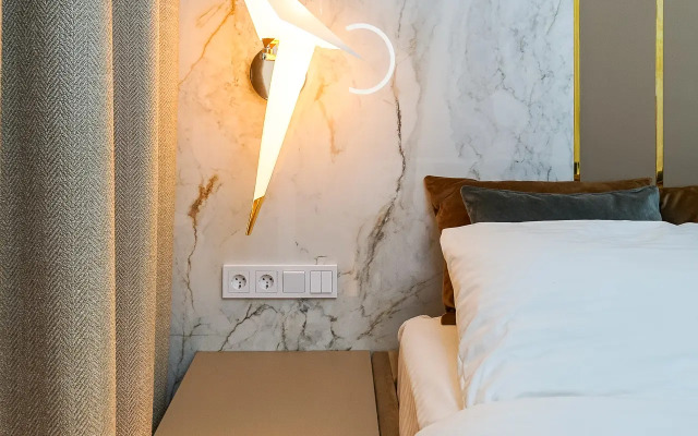 stil'naya dvuhkomnatnaya VIP na beregu reki Flat