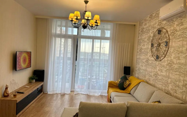 Uyutnaya V Otradnom S Bolshoy Lodzhiey Flat