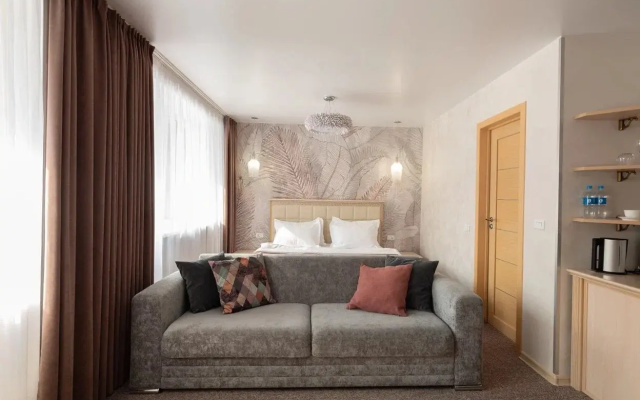Avrora Park Otel'