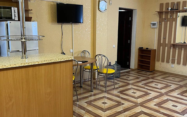 Апартаменты №13 Стандарт цоколь двухкомнатный, 1 линия (6чел)