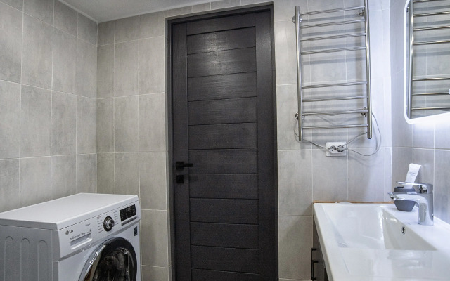 Sovremennaya dvukhurovnevaya studiya Flat