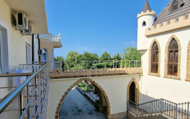 Persikovy Zamok Private House