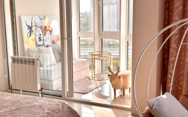 Апартаменты Атмосфера комфорта студия Золотая антилопа с лоджией