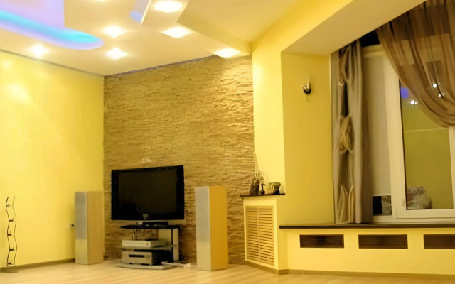 Trekhkomnatnaya v Tsentre Romashki Kvartira