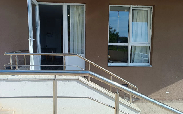 Prostornaya S Otdelnym Vkhodom Flat