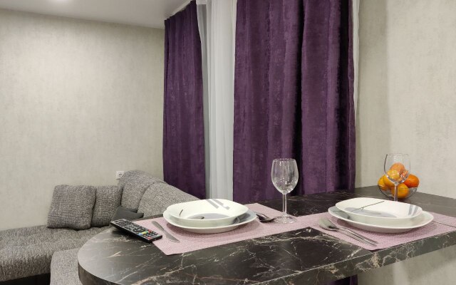 V Tsentre Neftyanikov Flat