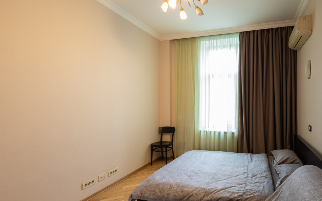 Ryadom S Krasnoy Ploschadyyu Flat