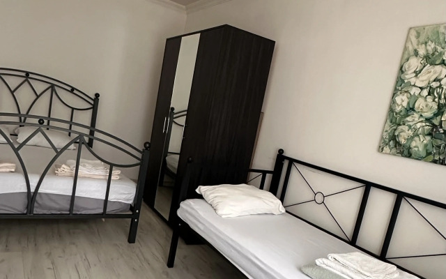 V Tsentre Erevana Apartments