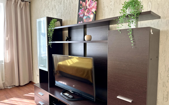 Aktiniya, Ryadom s TTS Mikhaylovskiy Apartments