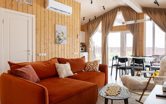 Uyutnyy dom s panoramnymi oknami s vykhodom na terrasu Private house