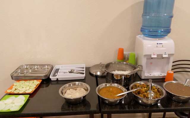 Shree Gopal Gayatri Lok Deluxe Hotel