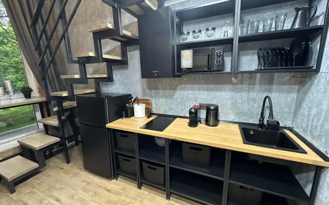 Dvukhurovnevaya studiya s dvumya sanuzlami v parke Apartments