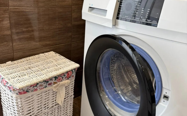 Dvukhurovnevaya v Imeritinskoy bukhte Flat