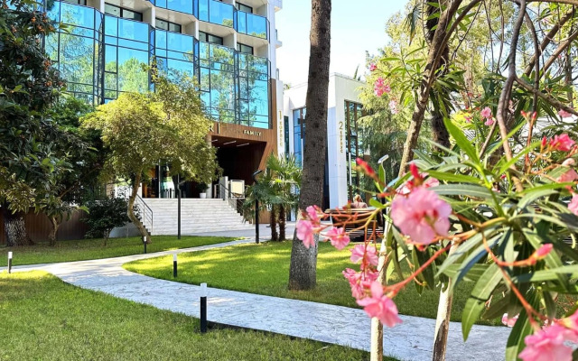 Отель Mirror Family