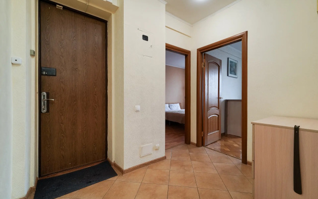 Prostornaya 3-Komnatnaya V Tsentre Vozle Metro Flat