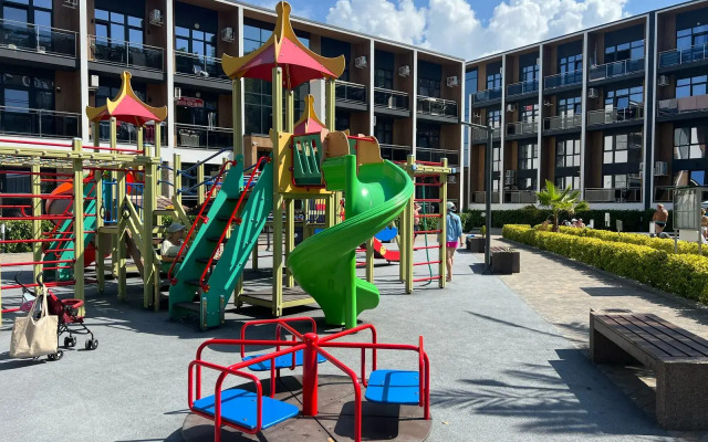Dvukhurovnevaya tryokhkomnatnaya kvartira s basseynom na territorii Apartments