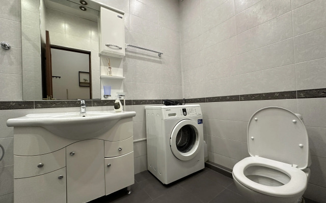 2-K v Novostroyke, Ulitsa Arama, Di480 Flat