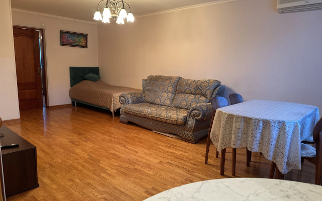 Na Ulitse Kuchury 18 Flat