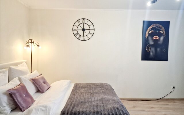 Dvuhkomnatnye Centr, u ploshchadi Pobedy,CHernyahovskogo 12A,Kolibri#12A Apartments