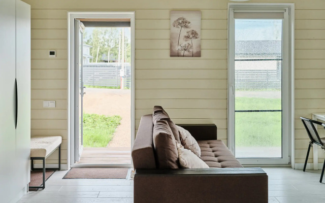 Частный дом с сауной, детской и спортивной площадкой