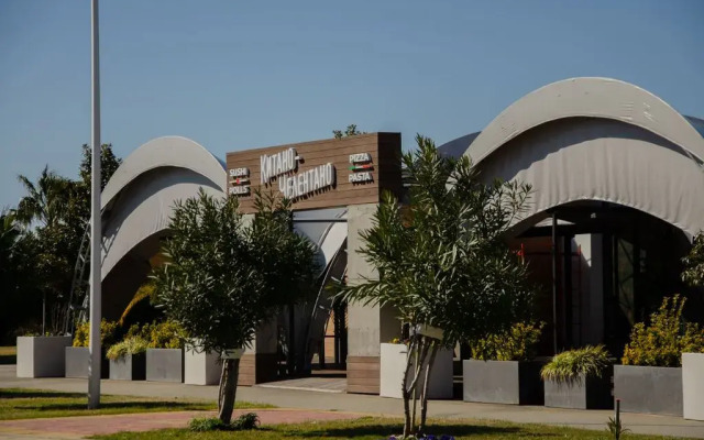 Na tsokol'nom etazhe spasayushchiye ot zhary s kukhonnoy zonoy Flat