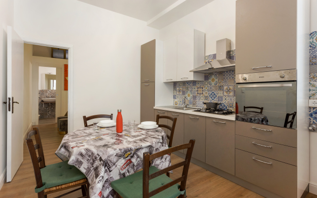 Gloden House Apartments