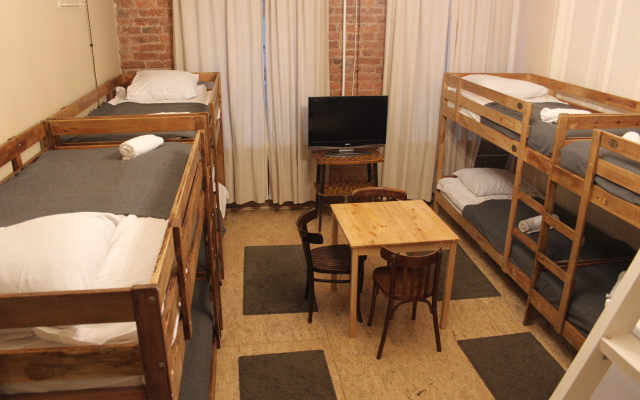 Old Flat Na Sovetskoy Hostel