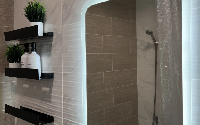 Studiya s Vidom na Gory i Basseyn Apartments