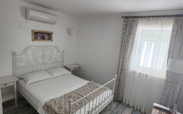 Tarcin Alacati Otel