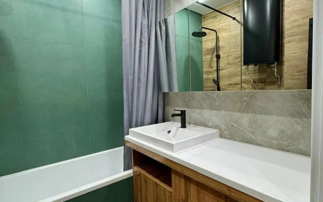 Uyutnaya studiya na beregu reki Kuznechikha Flat