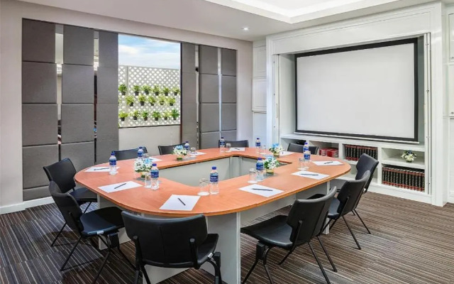 Отель Centre Point Hotel Sukhumvit 10