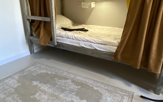 Na Lva Tolstogo 13 Hostel