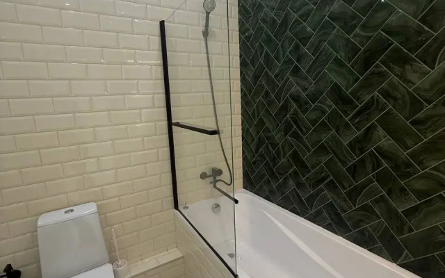 Svetlaya Uyutnaya Dvukhkomnatnaya Vozle Metro Flat