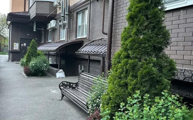 Na Chkalova 37 S Vidom Na Gory Apartment
