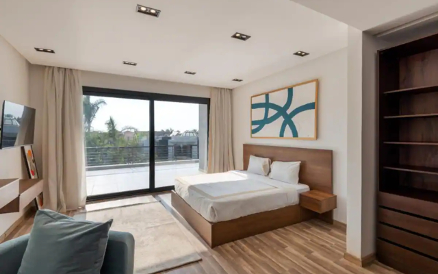 Settle Inn Luxury Swan Lake Villa