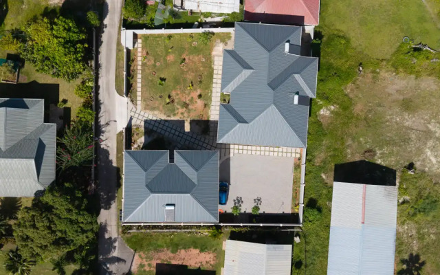 Yvon’s Tropical Villa Apartment hotel