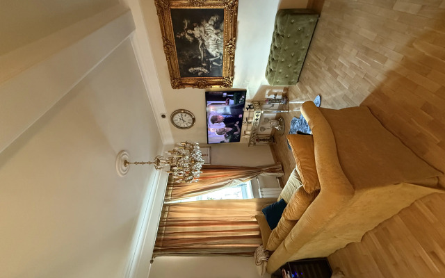 Dizaynerskaya U Kremlya Flat