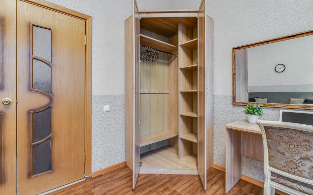 Prostornaya U Naberezhnoy Nevy Flat