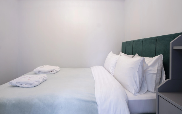 Red Apartments Art Layt Santi Apartments