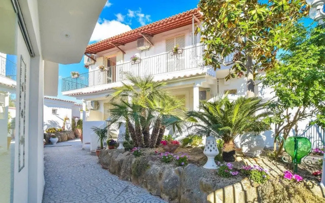 Отель Junior Village